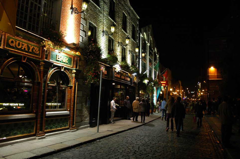 Temple Bar, Dublin, Ireland / DUB Dublin Pubs on Temple Bar Square by